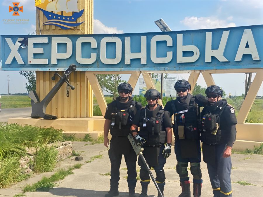 Піротехніки крок за кроком очищають рідну землю від смертоносних предметів