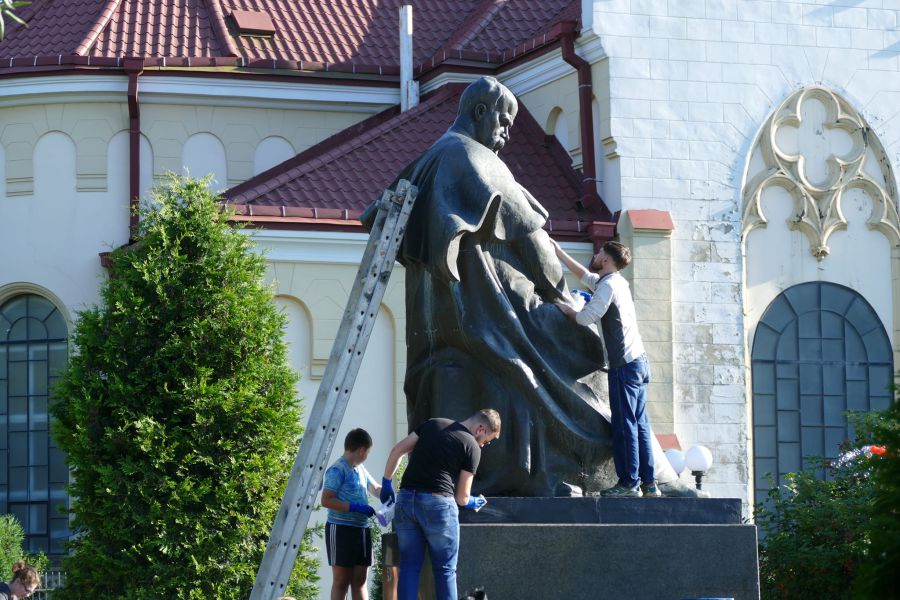 Естафету впорядкування пам'ятників передали молоді Долини, Вигодської громади та Івано-Франківська