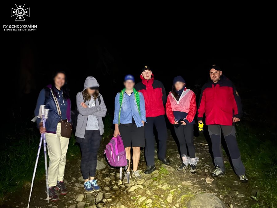 Рятувальники відшукали туристів та  супроводили їх до навчально-спортивної бази.