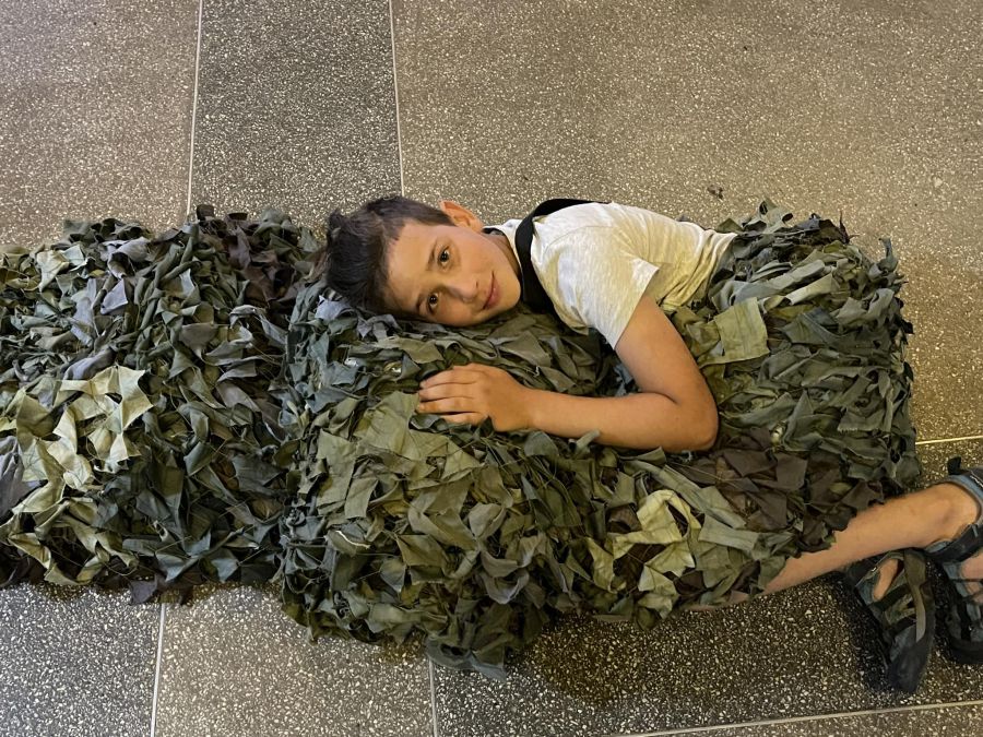 Хлопчик просить загорнути його в сітку і відправити до тата. Фото: Ольга Новохацька