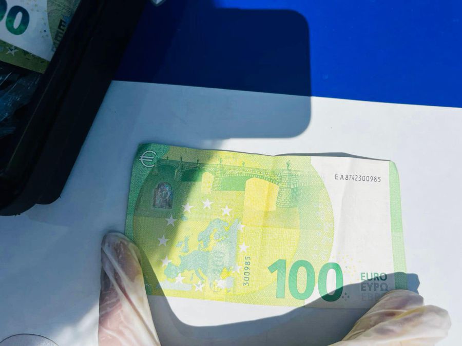 Попри застереження порушник поклав 200 євро в службовий автомобіль