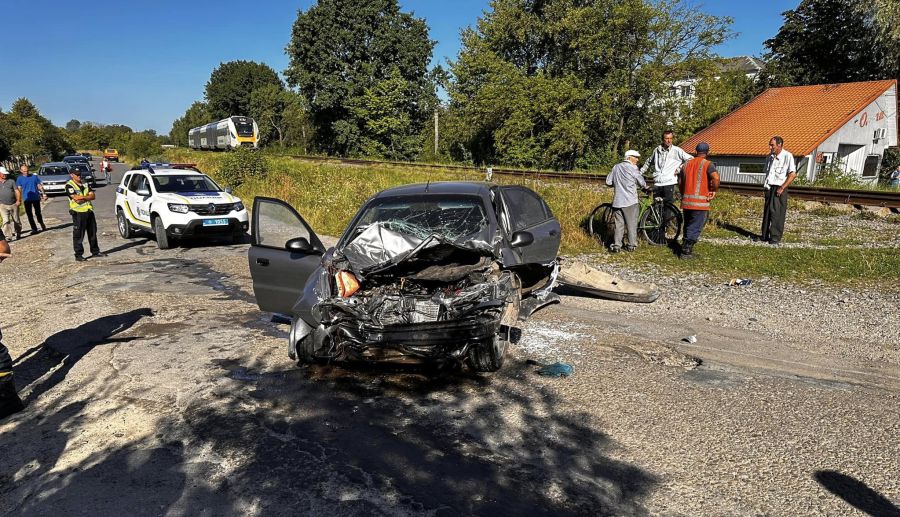 Вранці на залізничному переїзді в автівку в’їхав потяг. Фото: Іван Мазурик