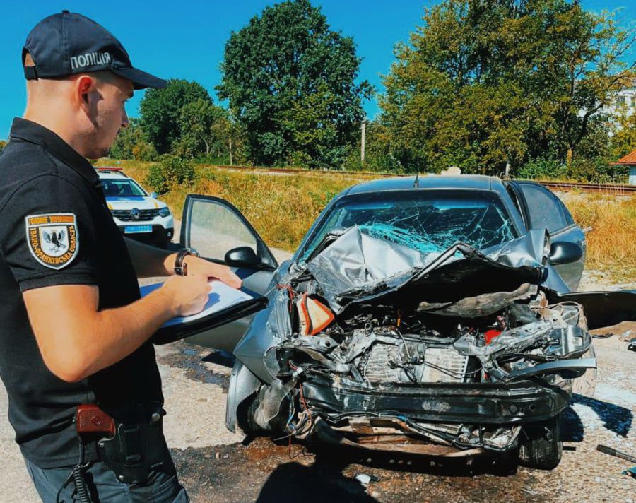 Водійка поїхала на червоне світло світлофора, відтак на залізничному переїзді відбулося зіткнення з потягом