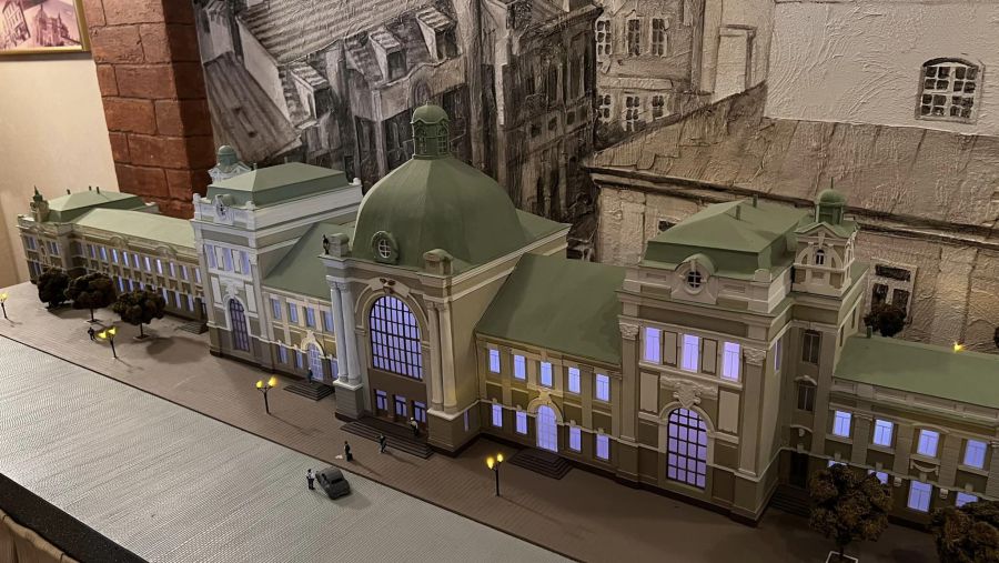 Місцеві жителі спочатку негативно сприйняли освітлення вокзалу, вважали його чимось потойбічним.