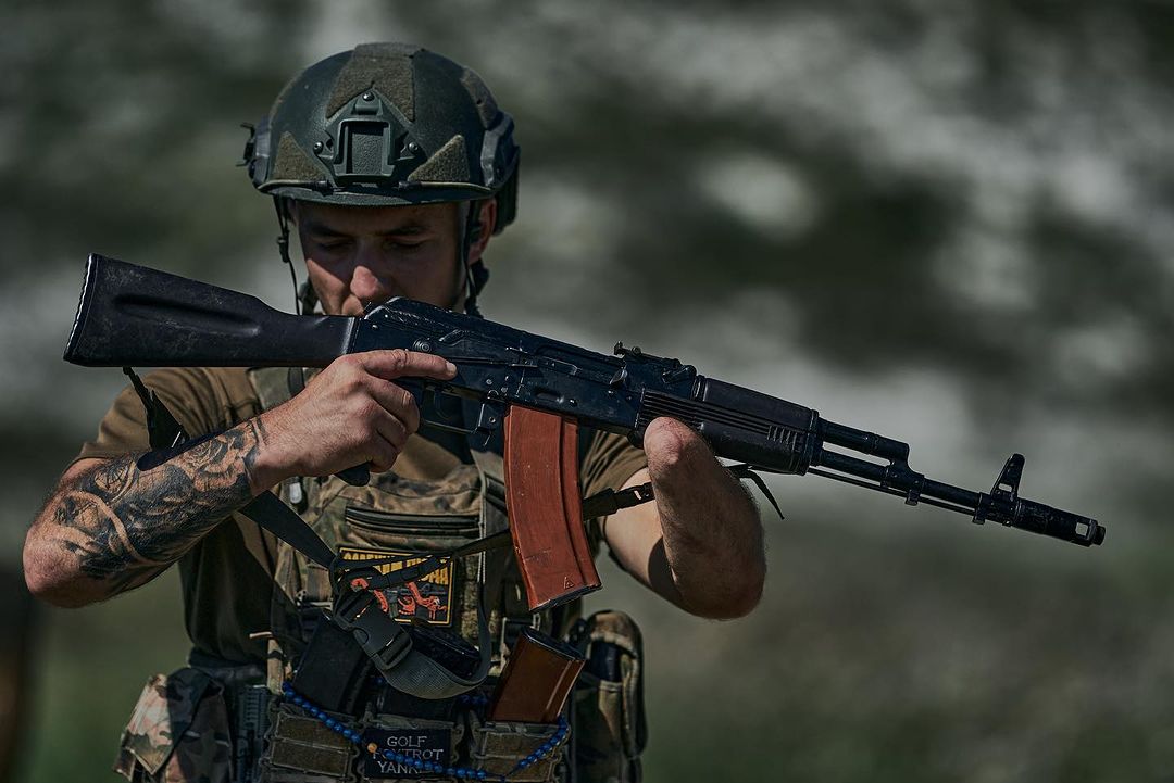 Після короткої реабілітації воїн вже був у строю зі зброєю в руках.