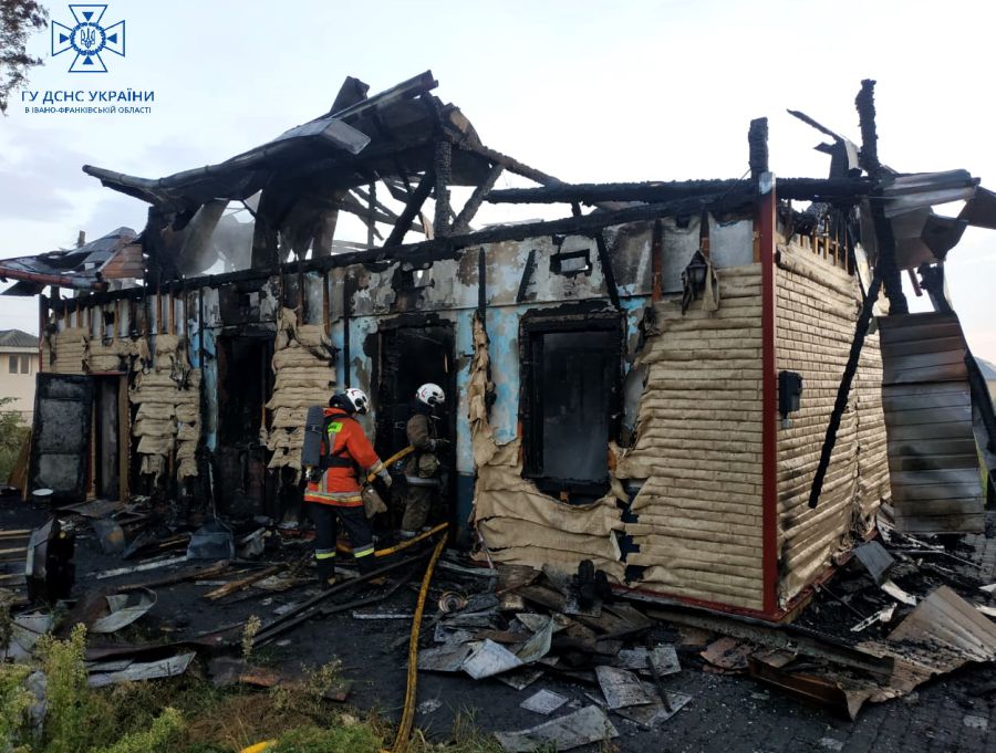 Одноповерхова дерев’яна будівля була повністю охоплена вогнем