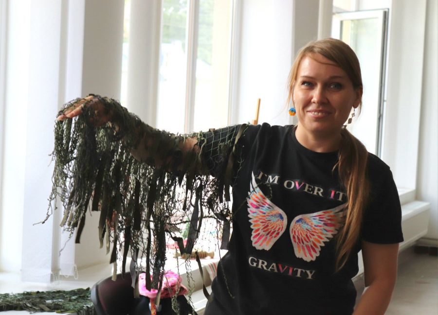 До плетіння маскувальної сітки може долучитись кожен охочий — волонтерка потребує допомоги