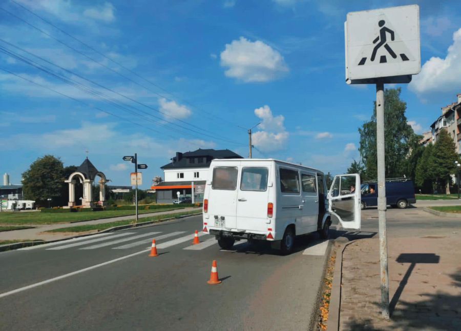 У Вигоді водій мікроавтобуса збив довх пішоходів на пішохідному переході