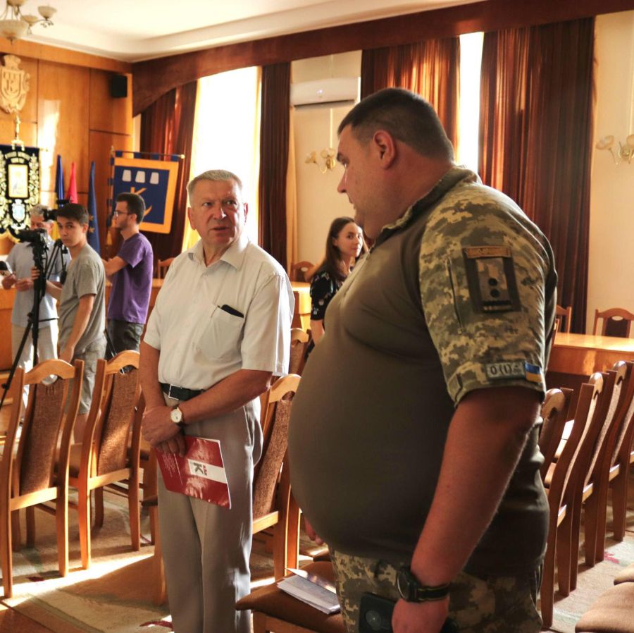 Підполковник Сергій Бойко отримав допомогу для Калуського батальйону територіальної оборони. Фото: міська рада