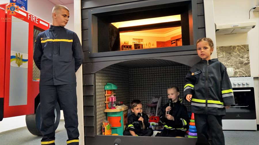 Для найменших відвідувачів є ігрова зона.