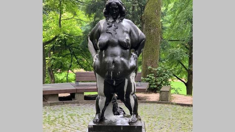 Зараз четверо людей відмивають скульптуру.