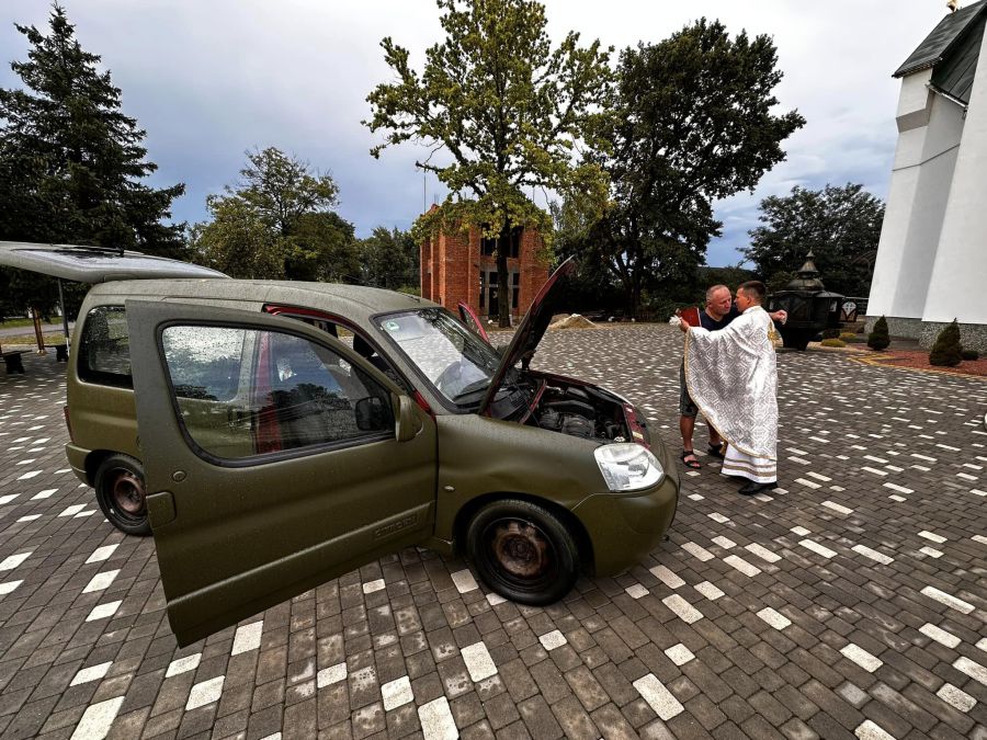 Автівку на передову передали жителі села, які працювали в Чехії. Фото: Іван Мазурик