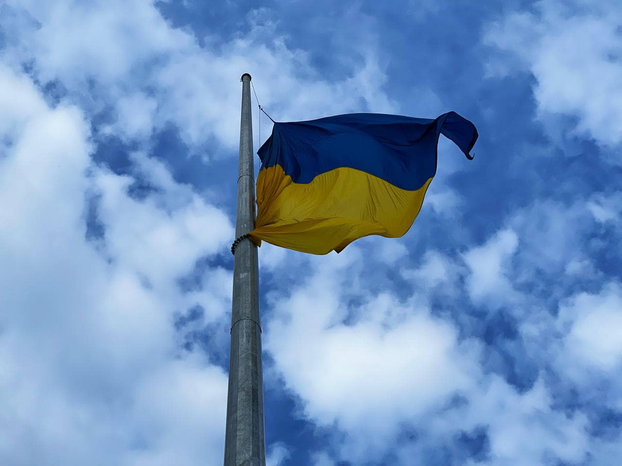 На висоті 50 метрів замайорів стяг на батьківщині Степана Бандери. Фото: Івано-Франківська ОВА