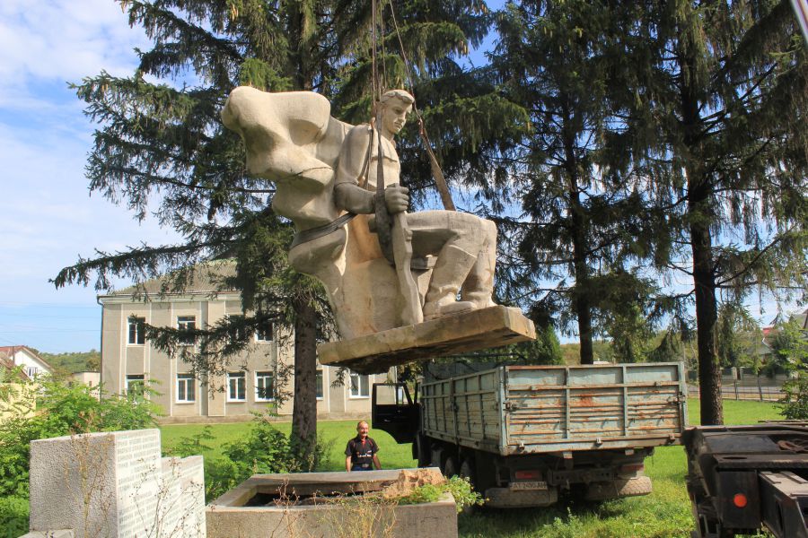 Пам’ятник розташовувався у центрі села.