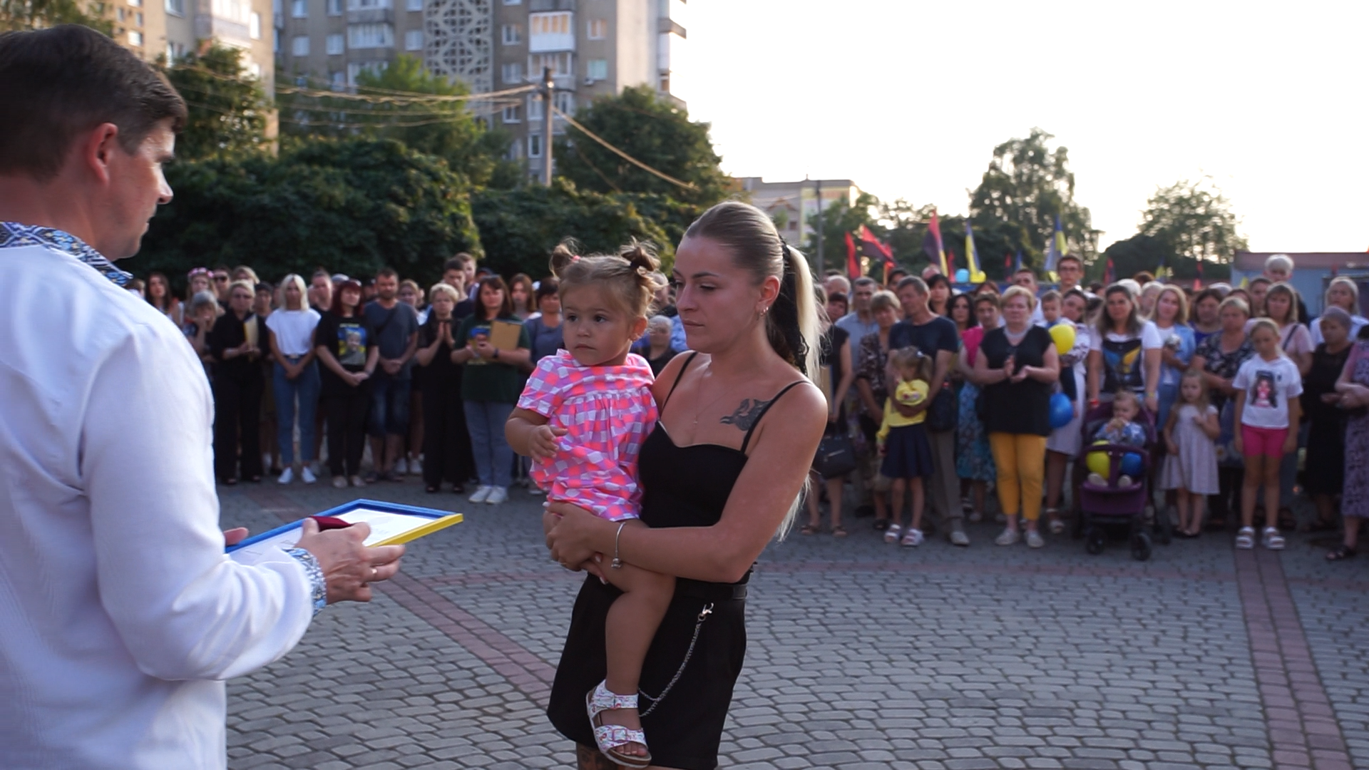 Нагороду отримує дружина Героя Ельвіна Новрузова Софія та донечка Олівія