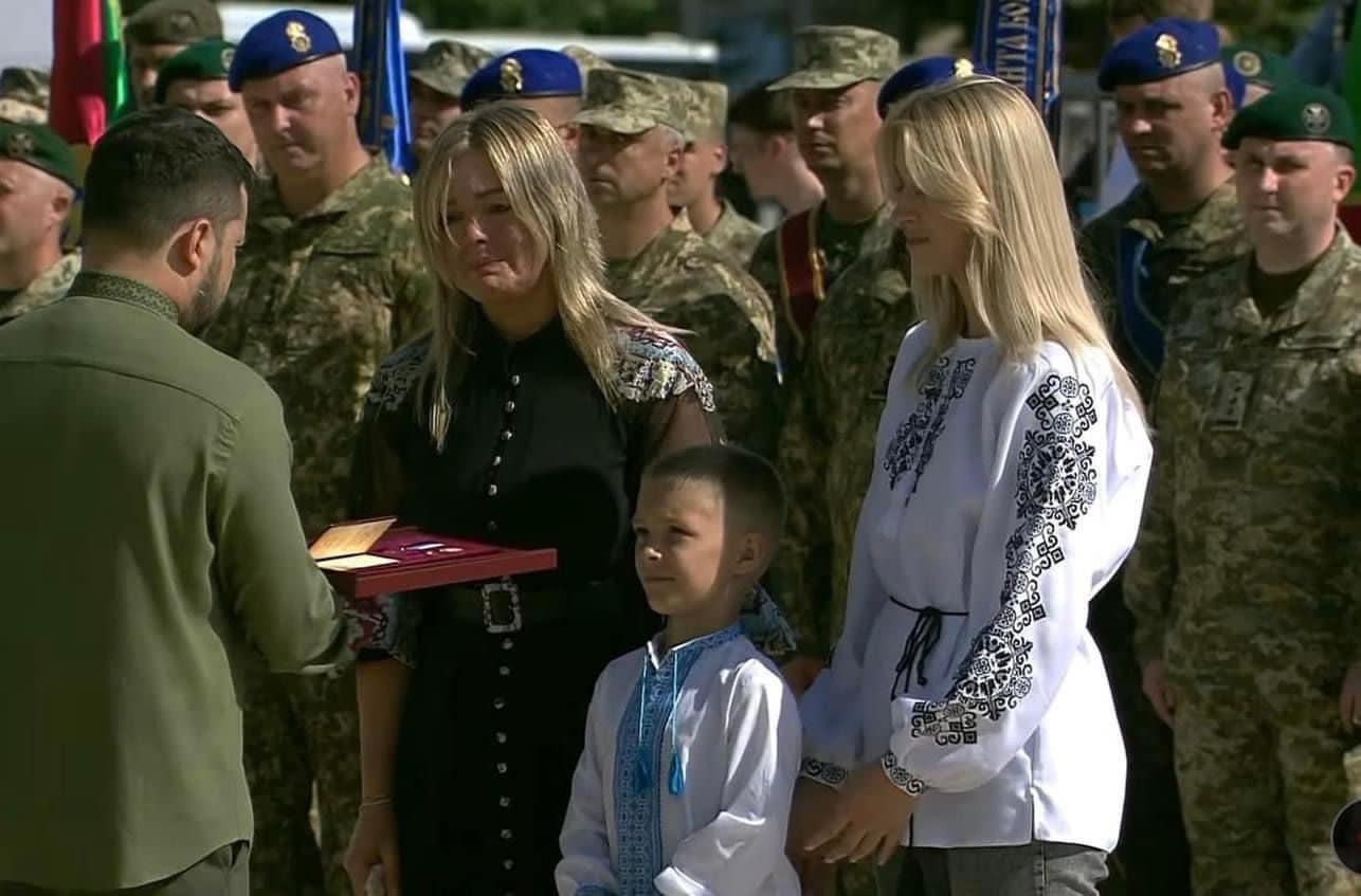 Президент вручив нагороду рідним загиблого Героя