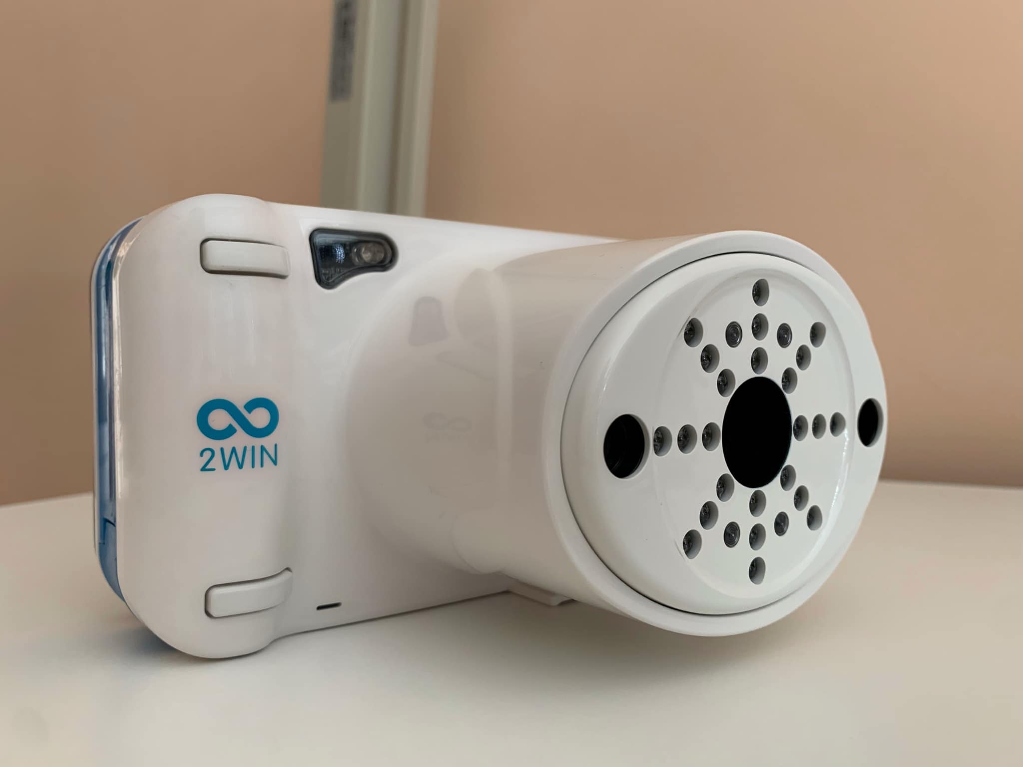 Прилад вимірює рефракцію обох очей