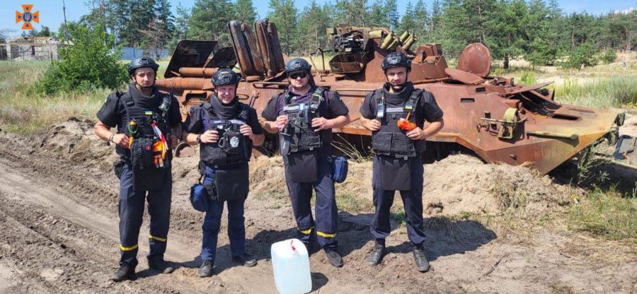 Прикарпатські рятувальники продовжують розміновувати деокуповані території.