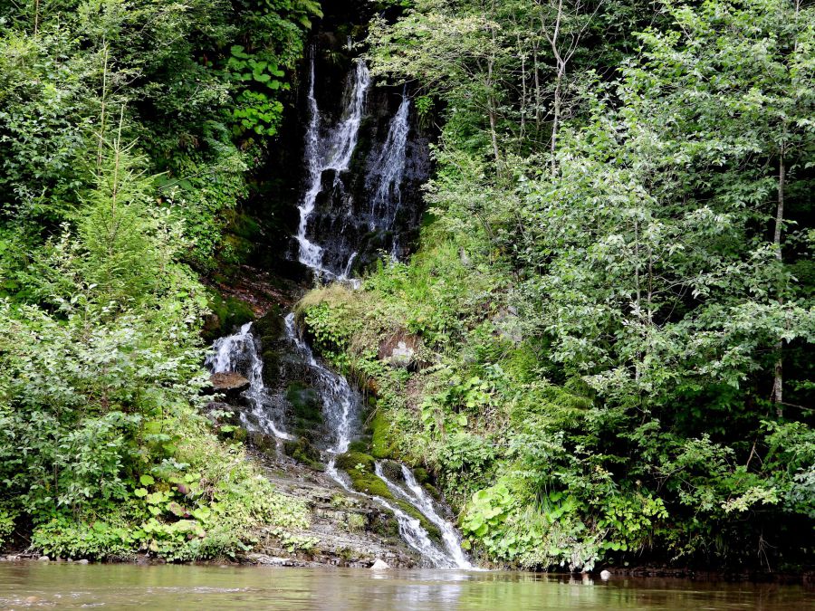 Водоспад впадає в річку Тереблю. Висота перепаду води найбільшого каскаду — близько 6 метрів