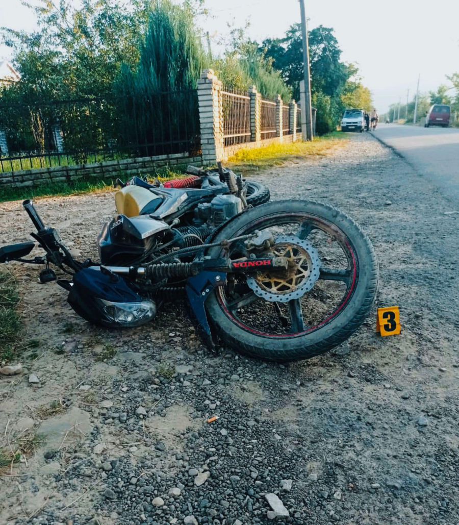 Керманич двоколісника не дотримався безпечної швидкості руху та допустив зіткнення із автомобілем "Шевроле"