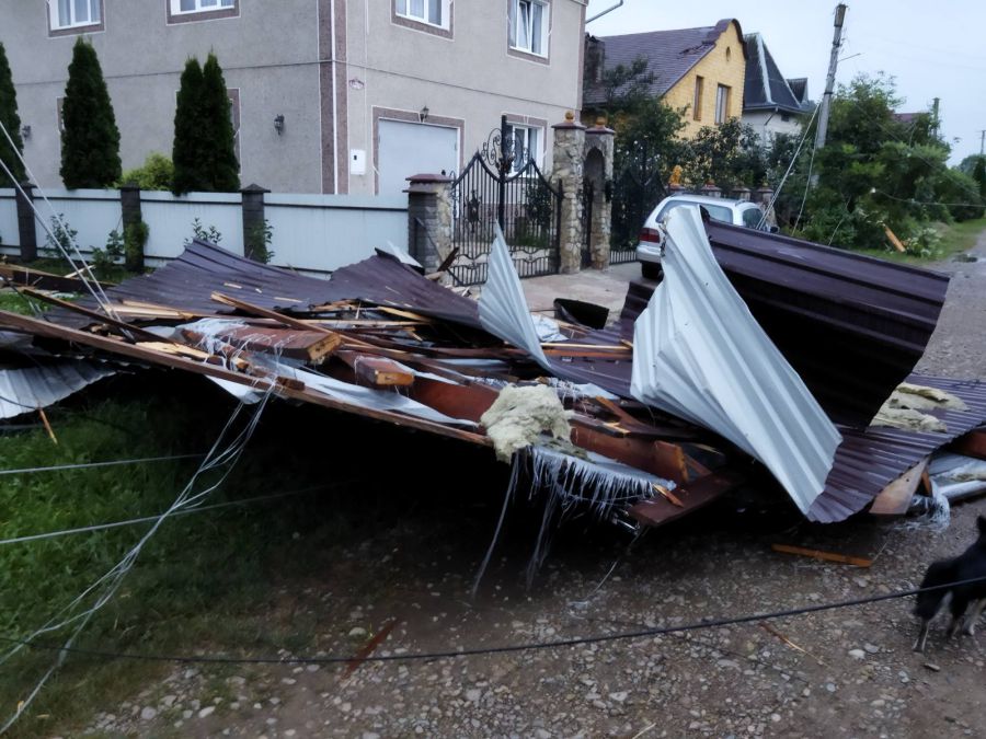 Поривами вітру було пошкоджено крівлі будівель.