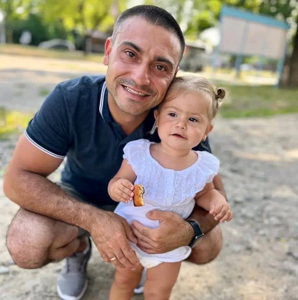 Необхідну кількість підписів вдалося зібрати за півтора місяця. На фото: Ельвін Новрузов з донечкою Олівією