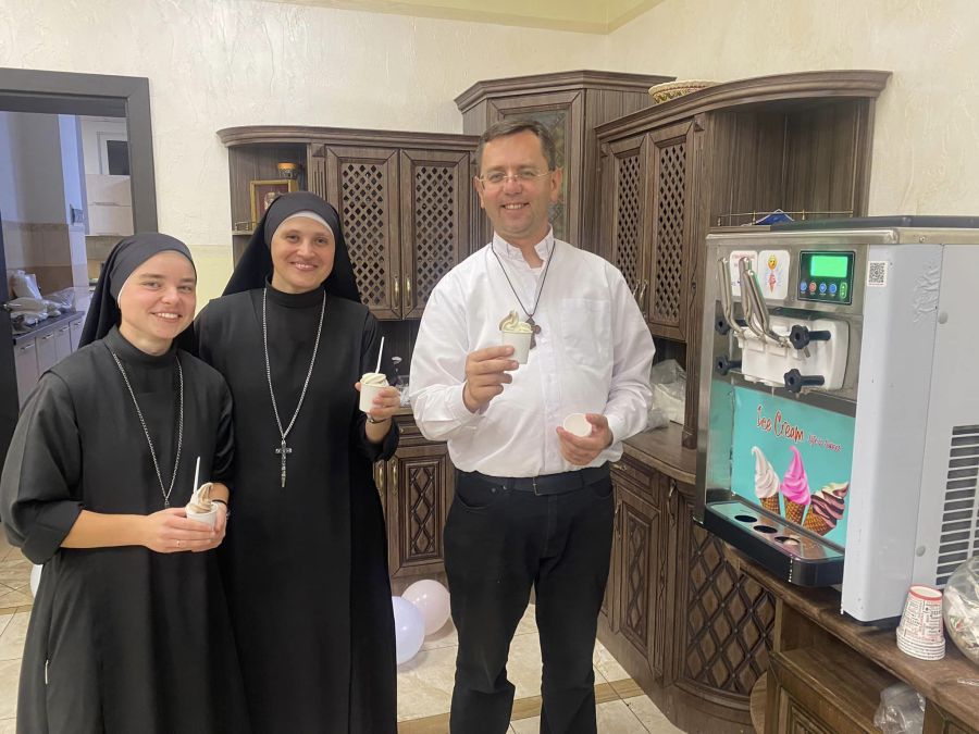 Парафіян запрошують на спільну молитву і на частування морозивом