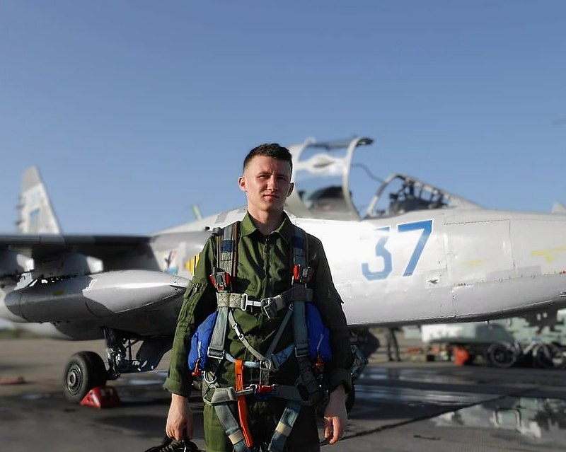 Олександр Васильович Кукурба біля бойового винищувача Су-24