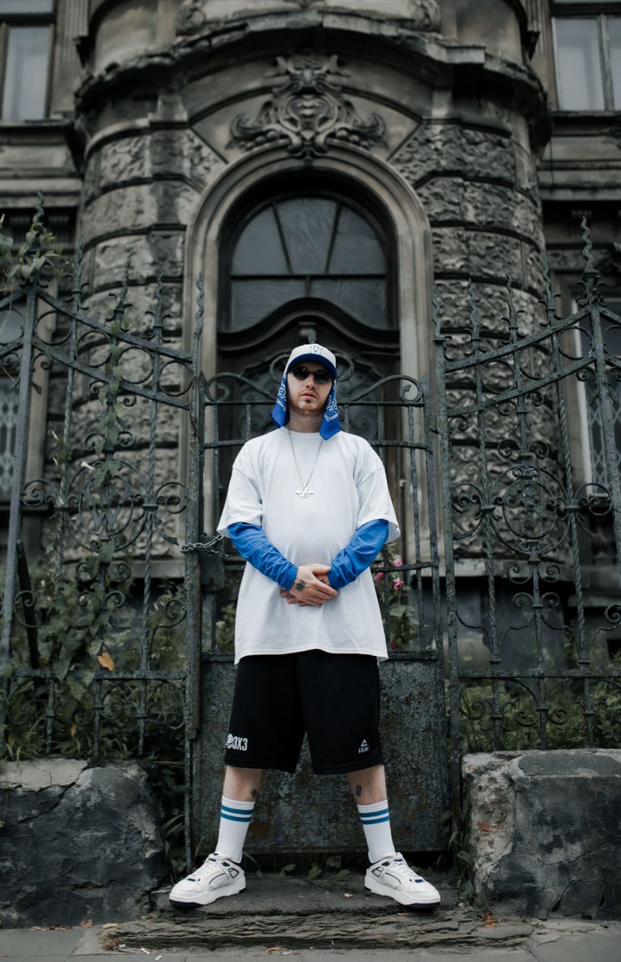 Особливого значення автор надає трекові "Лого Заводу" — це фіт з гуртом "Ціна Ритму"