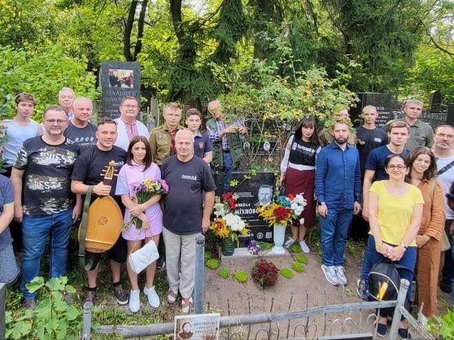 На гранітній плиті розміщено QR-код з посиланням на брошуру "Самостійна Україна" та інші праці Міхновського.