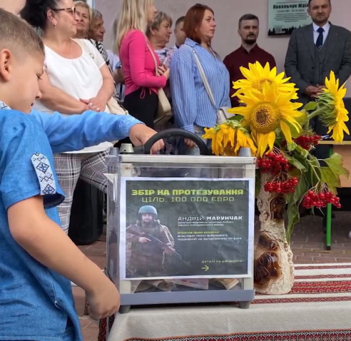 Першого вересня учні замість букетів педагогам кидали у скриньку фінансову допомогу захиснику