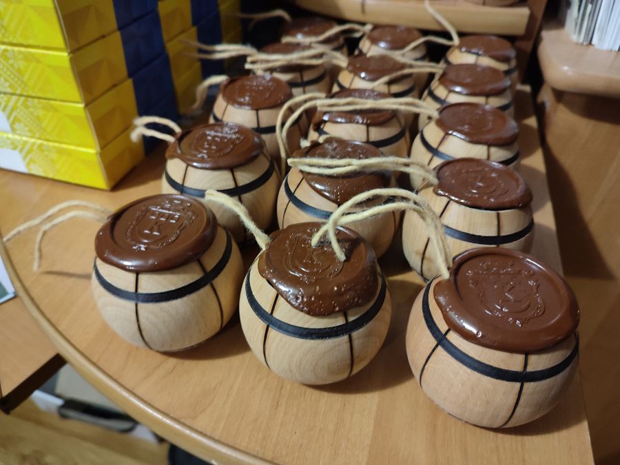 Сувенірні сільниці виготовлені з деревини бука та наповнені сіллю.