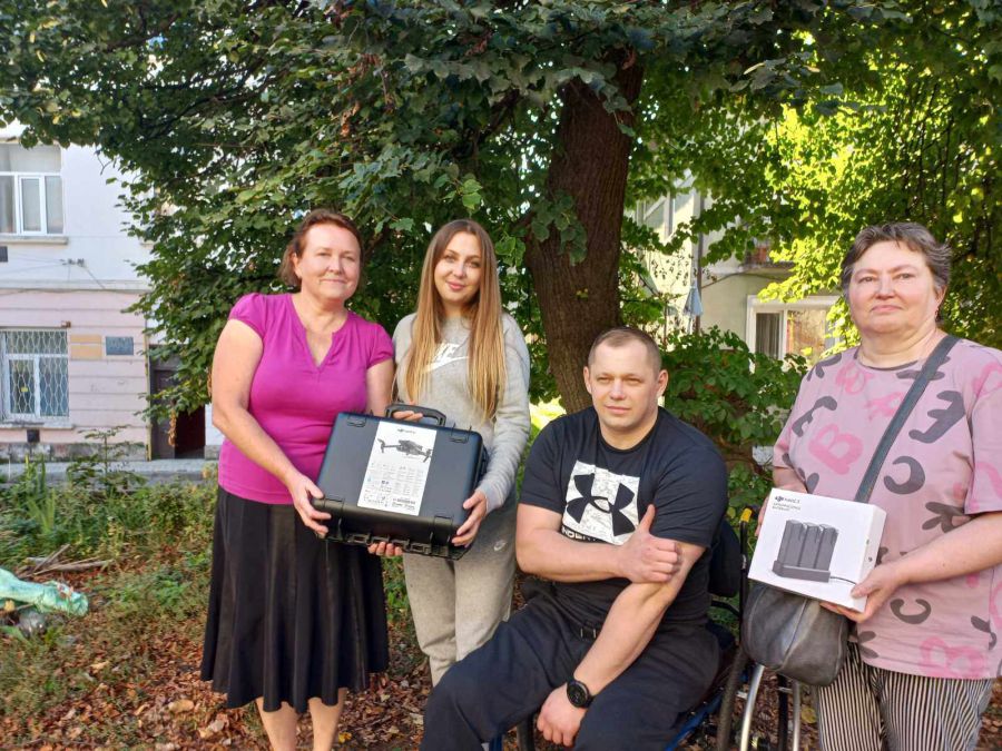 Олег Івахнюк, Ірина Білецька, Леся Лазар та волонтерка Діана Гуш під час передачі квадрокоптера