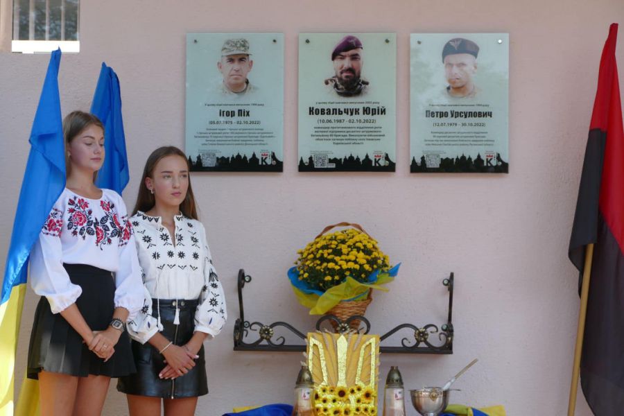 Відтепер тут встановлені три дошки Героям: Юрієві Ковальчуку, Петру Урсуловичу та Ігореві Піху. Фото: міська рада
