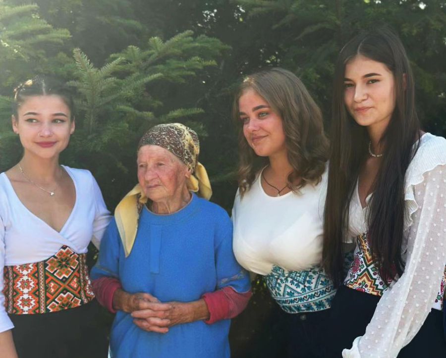 Бабуся Анастасія назбирала грошей для військових