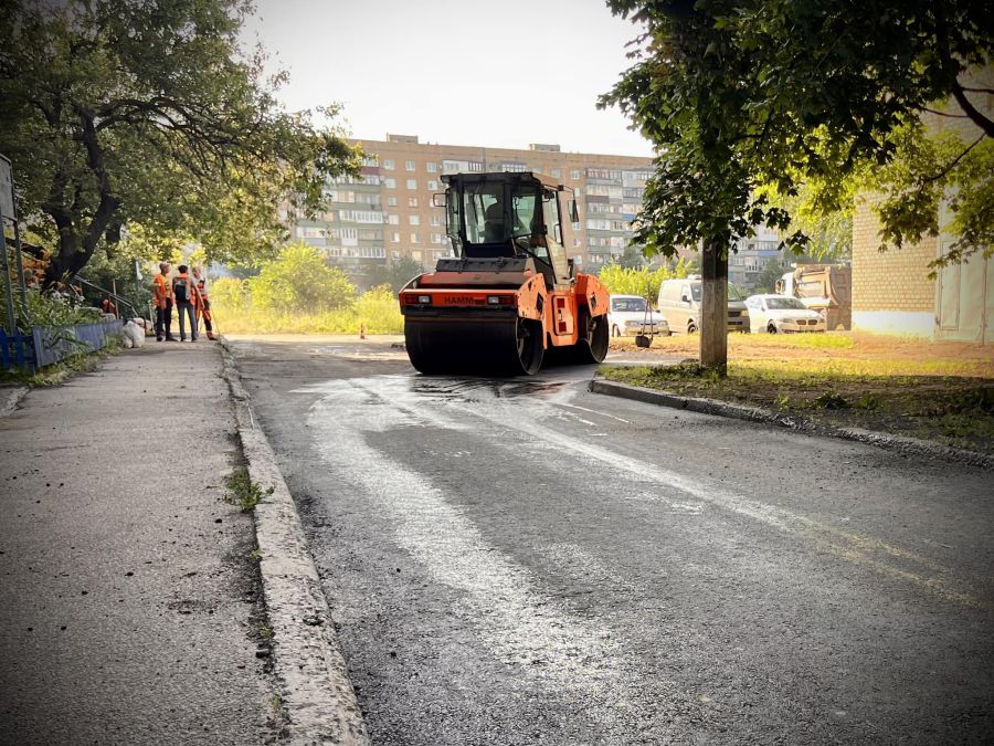 Ілюстративне фото. Працівникик влаштують покриття товщиною 5-6 см із гарячих асфальтобетонних сумішей