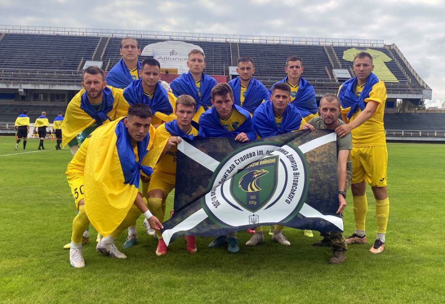 Прапор вручили "від бригади рідного краю для Команди рідного краю"