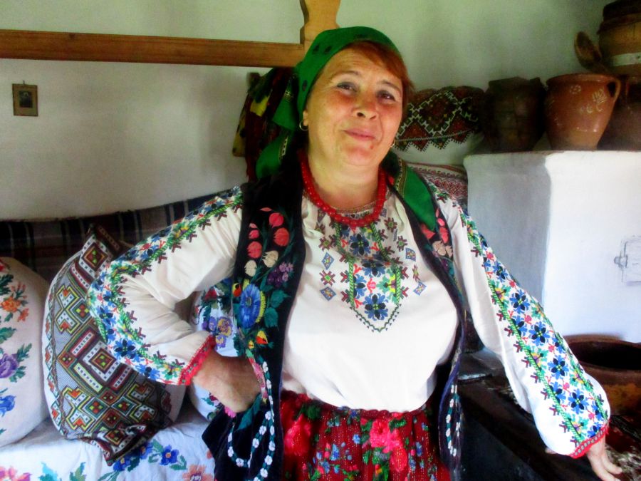 Надія Тимків запрошує гостей до "Бойківської хати"