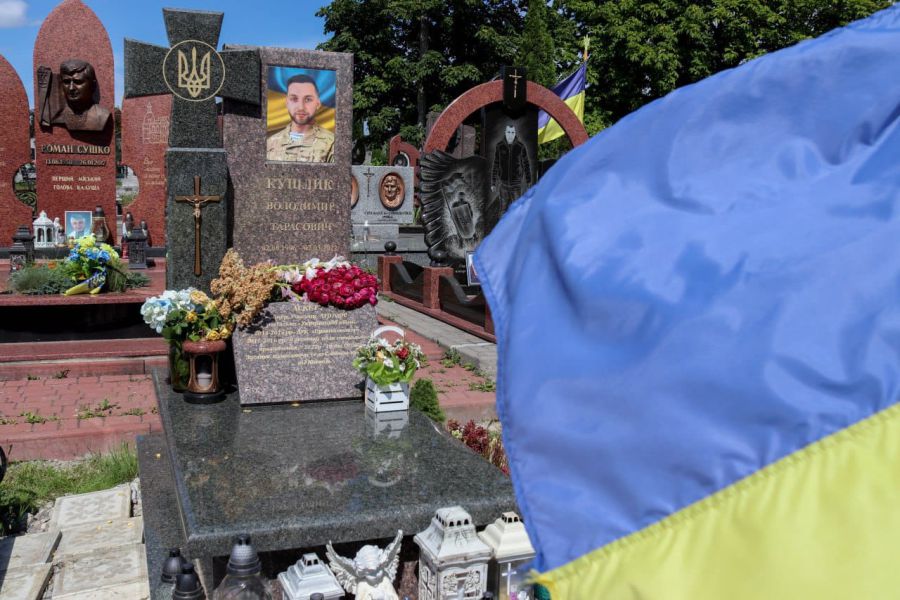 Зміни до порядку дозволять рідним отримати допомогу на спорудження нагробка