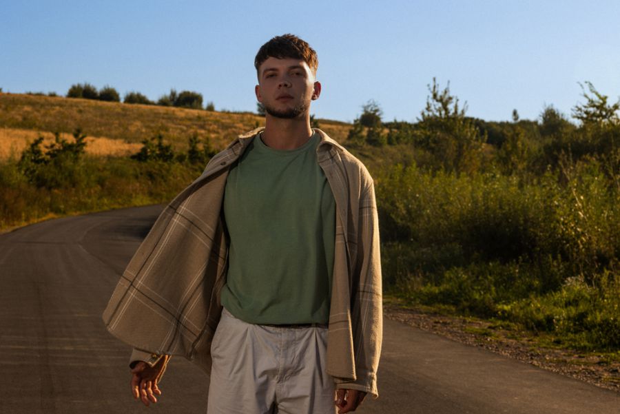 Пісні притаманний осінній настрій останніх теплих днів, — впевнений співак