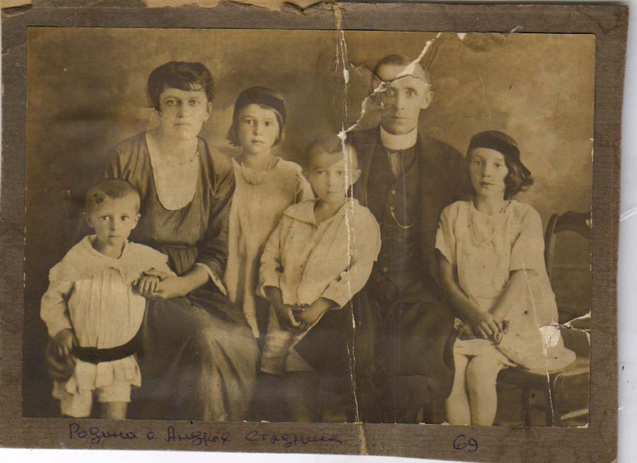 Отець Андрій Стадник з сім’єю. Фото з фондів Музею-оселі родини Івана Франка в Підгірках (Калуш)