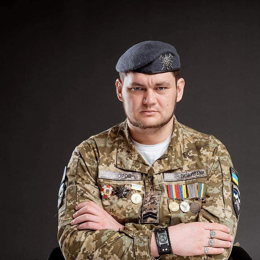 Три місяці Вадим лежав і не міг рухатись, але з вересня 2022 сів на візок.