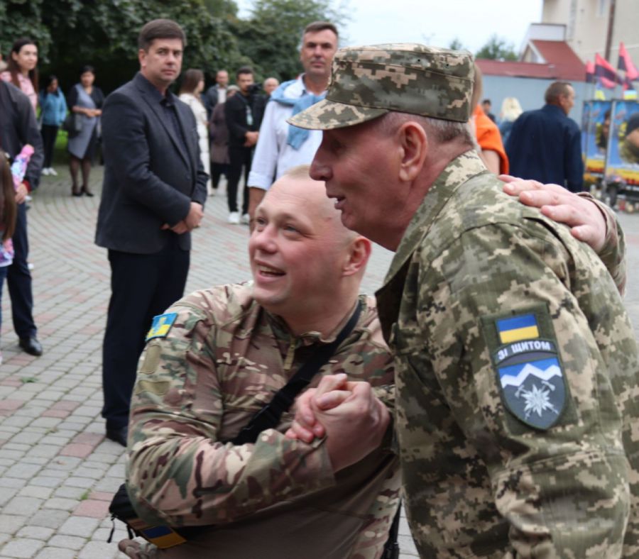 Нагороду у колі побратимів отримав боєць добровольчого батальйону "Донбас" і волонтер Олег Івахнюк