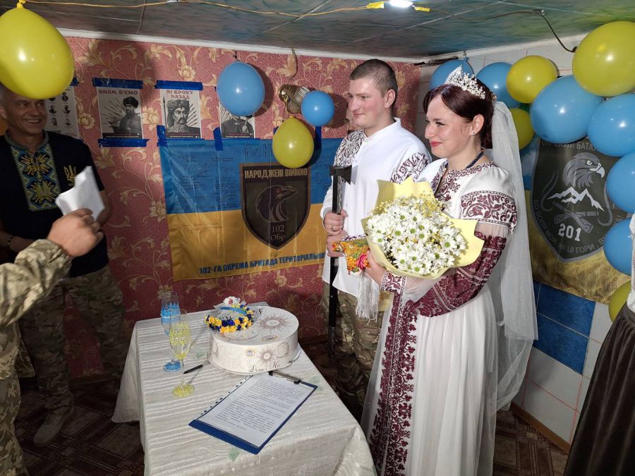 Олена — мешканка одного із сіл Запоріжжя, Ростислав — з Карпатського краю