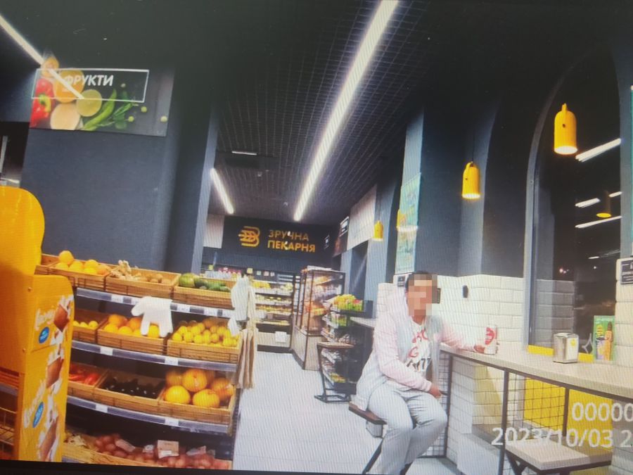 Поліцейські затримали жінку в магазині