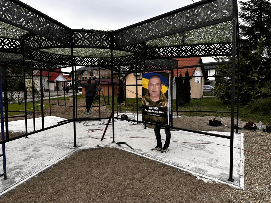 Коваль із Кадобної Іван Боднар виготовив спеціальну ковану конструкцію у вигляді хреста ЗСУ