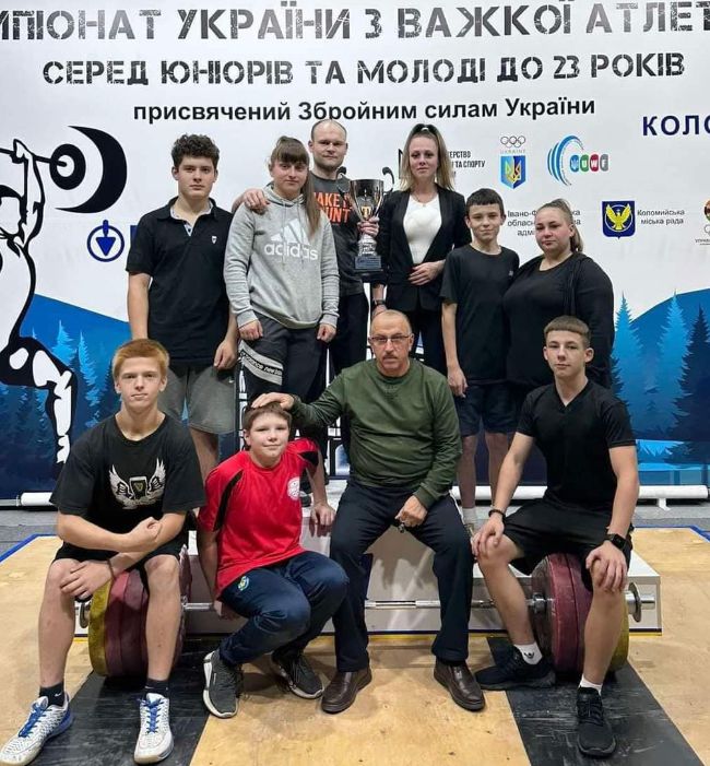 До команди з Прикарпаття увійшли 16 важкоатлетів.
