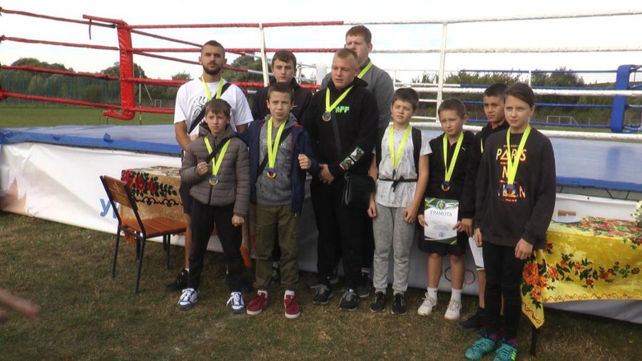 У турнірі взяли участь дві юніорських команди.