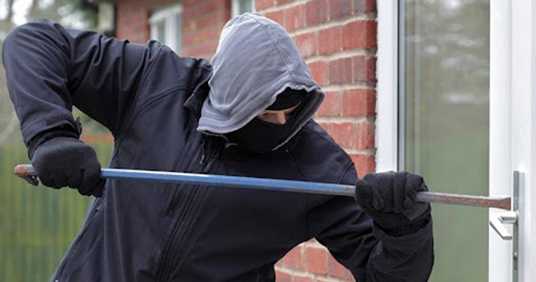 Ілюстроване фото. Чоловік брав участь у крадіжках комп’ютерної техніки з двох шкіл та сільради