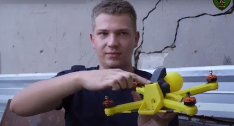 За допомогою дронів, військовий виконує завдання наведення та коригування артилерії